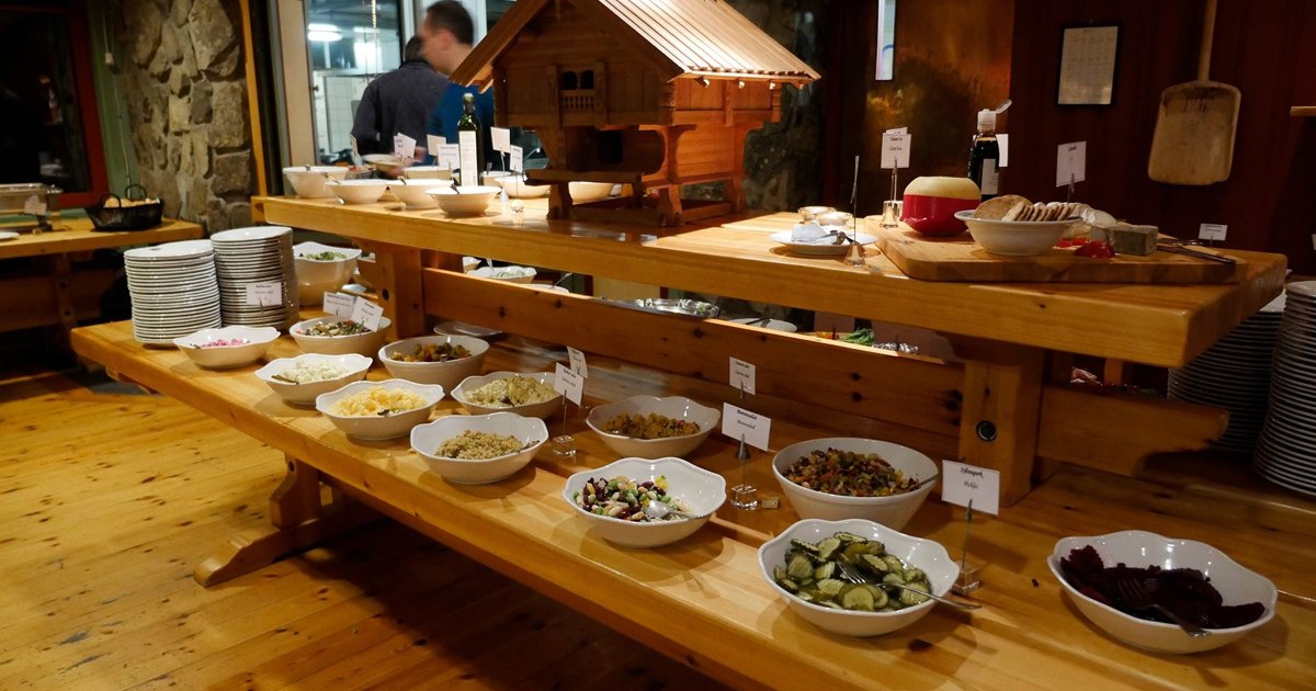 Julebordbuffet i den lune restauranten på Rauland Høgfjellshotell