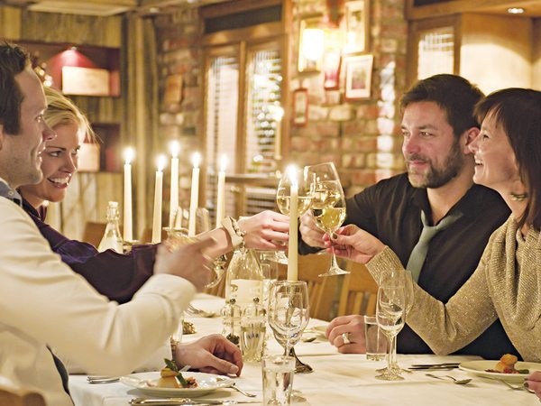 Gjester som skåler med hvitvin i lys restaurant på Rauland