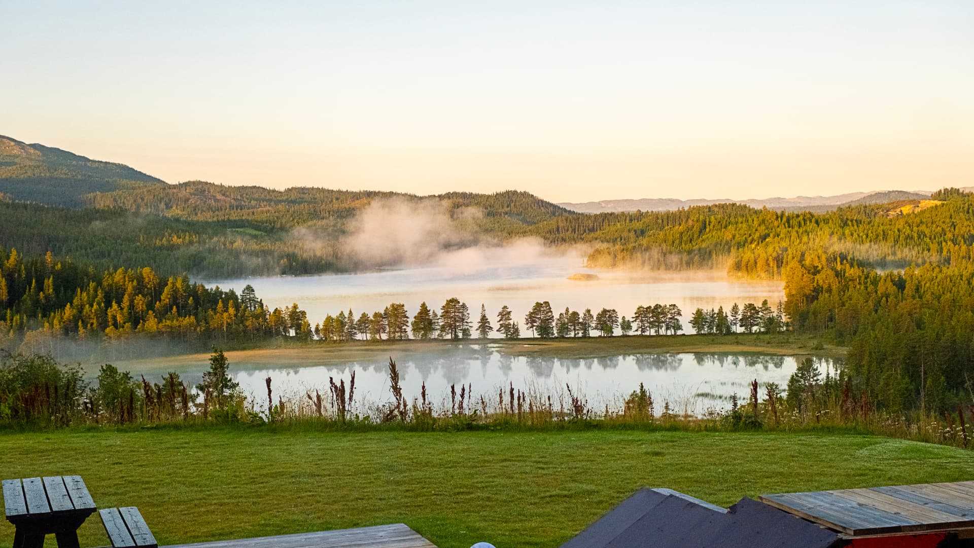 Morgendis over fjellvann ved Rauland i gyllent lys