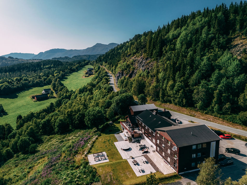 Rauland Høgfjellshotell omkranset av fjell i Rauland, Telemark